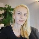 Žena sediaca v kancelárii pri stole
